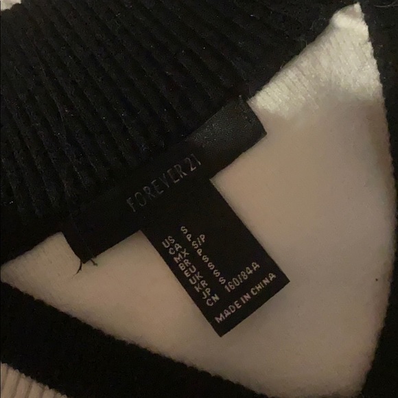 White and black sweater - Picture 2 of 2